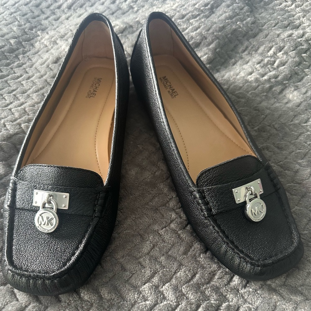 Michael Kors driving padlock moc, size 9. Great driving, shopping/walking shoe.